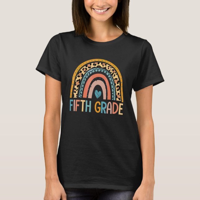 Camiseta Maestra de quinto grado de leopardo de arcoíris pr (Anverso)