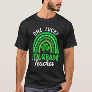 Camiseta Maestra de quinto grado del Rainbow Shamrock Leopa