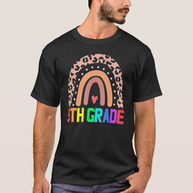 Camiseta Maestra de quinto grado Leopardo Arcoiris de quint (Anverso)