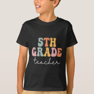 Camiseta Maestra de quinto grado Retro Groovy Vintage Prime