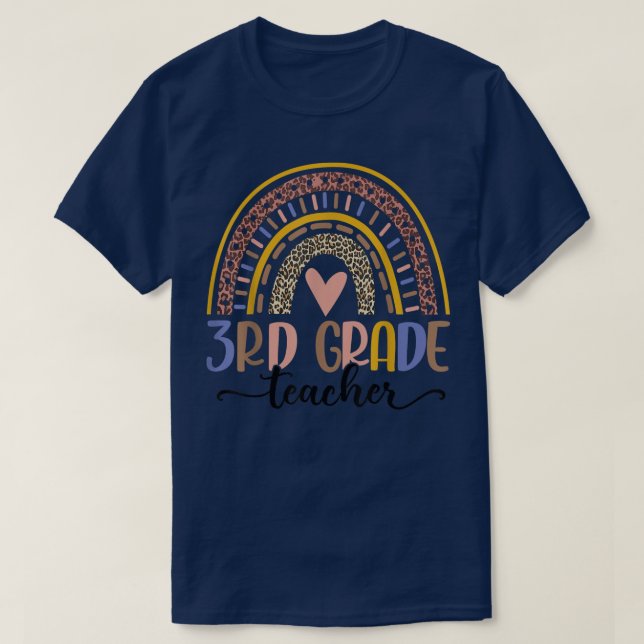 Camiseta Maestra de tercer grado Leopard Rainbow de vuelta  (Diseño del anverso)
