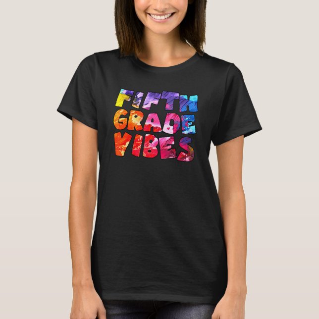 Camiseta Maestra De Tye De Quinto Grado De Vibes Primer Día (Anverso)