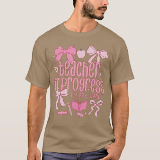 Camiseta Maestra Mujer en Progreso Coqueta Lazo Rosa Futuro