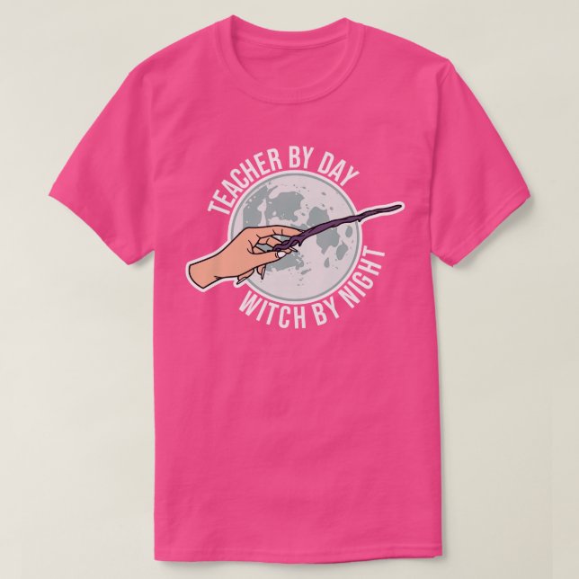 Camiseta Maestra Por Día Bruja Por Noche (Diseño del anverso)