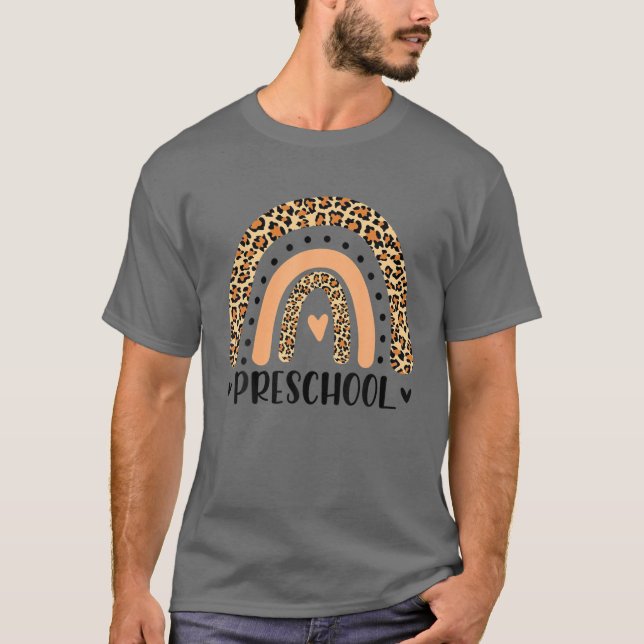 Camiseta Maestra Preescolar Leopardo Arcoiris Primer Día De (Anverso)