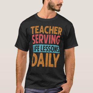 Camiseta Maestra que enseña lecciones de vida diariamente  