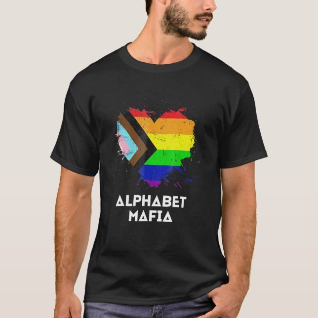 Camiseta Mafia Alphabet - Orgullo Lgbtq - Suena Gay En Fo (Anverso)