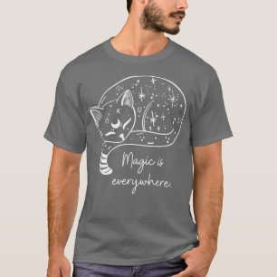 Camiseta Magic Is Everywhere Mystical Cat Witch Vibes Hallo
