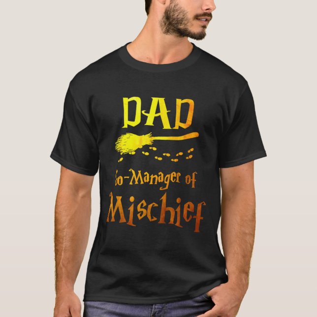Camiseta Magical Dad, Manager Of Mischief Birthday Family M (Anverso)
