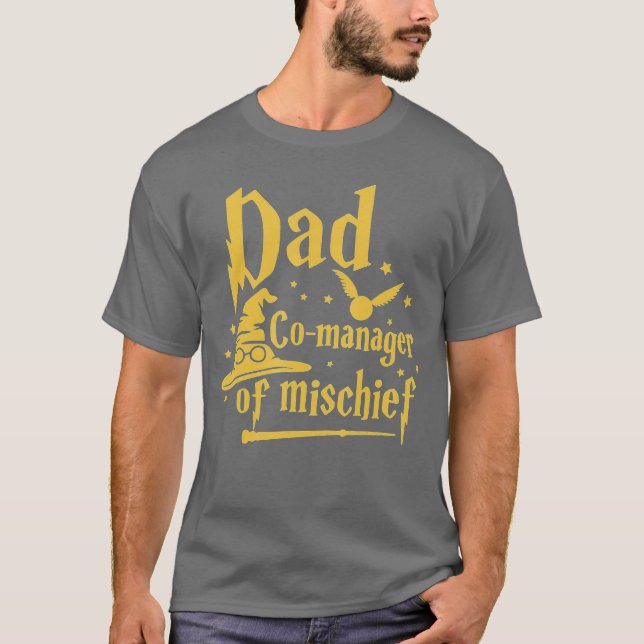 Camiseta Magical Dad Manager of Mischief Birthday Family Ma (Anverso)