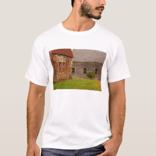 Camiseta Maine, antiguo edificio de piedra y granero de mad