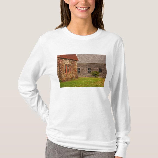 Camiseta Maine, antiguo edificio de piedra y granero de mad (Anverso)