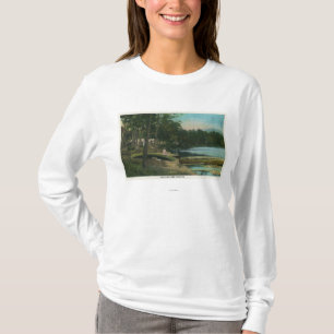 Camiseta MaineView de una mujer en una canoa por la orilla