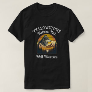 Camiseta Majestic Wolf en medio de cumbres de montaña