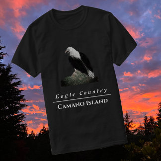 Camiseta Majestuoso águila calva encaramado en una roca