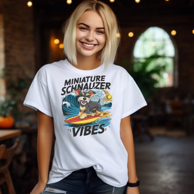 Camiseta Majestuoso Ministero Schnauzer Surfando Una Ola (Subido por el creador)