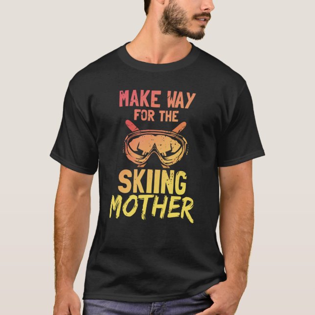Camiseta Make Way For The Skiing Mother Ski Skier Slopes Mo (Anverso)