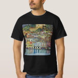 Camiseta Malcesine en el lago de Garda de Gustav Klimt<br><div class="desc">Malcesine en el lago de Garda (1913) de Gustav Klimt es una pintura simbolista de arte nuevo de la era victoriana. Una hermosa vista de la ciudad italiana de Malcesine con edificios y casas en el borde del puerto. Las casas y los barcos se reflejan en el agua tranquila. Se...</div>