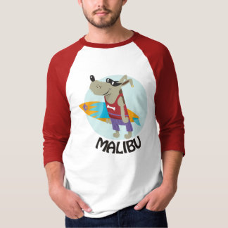 camiseta malibu del perro que practica surf