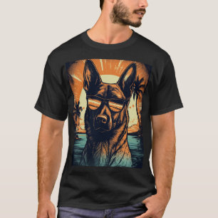 Camiseta Malinois belga en una playa tropical al atardecer