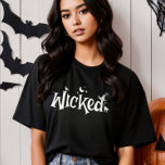 Camiseta Malvada Halloween Graciosa Bruja<br><div class="desc">Desata tu lado 'Malvado' en esta Halloween y haz una declaración encantadora. Es la hora obligada para la temporada espeluznante,  perfecta para trucos y dulces. ¡Agarra este diseño inspirado en la brujería y haz de esta Halloween una divertida!</div>