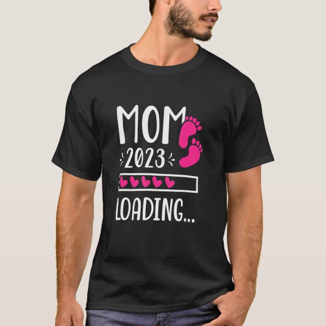 Camiseta Mamá 2023 cargando a la futura madre esperando a m (Anverso)