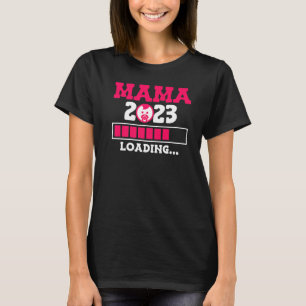 Camiseta Mamá 2023 cargando un bebé embarazada con un chica