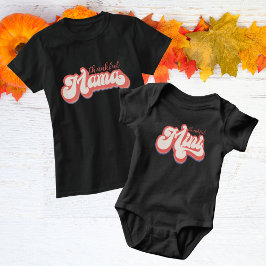 Camiseta Mamá Agradecida Tipografía Retro Otoño Rosa Coral