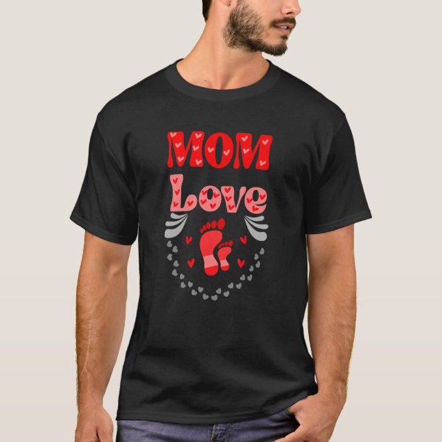 Camiseta Mamá Ama Dos Pies Y Corazón Pequeño. (Anverso)