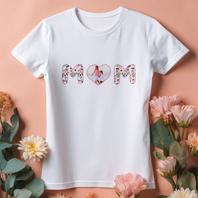 Camiseta Mamá ama el rosa y el patrón floral Personalizado  (Mom Love Pink & Floral Pattern Custom Heart Photo T-Shirt)