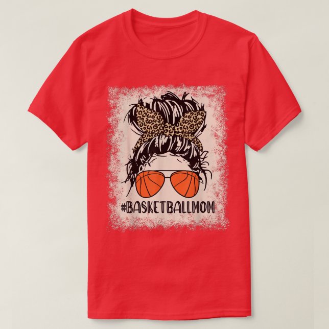 Camiseta Mamá blanqueada de baloncesto Messy Bun Leopard Fu (Diseño del anverso)