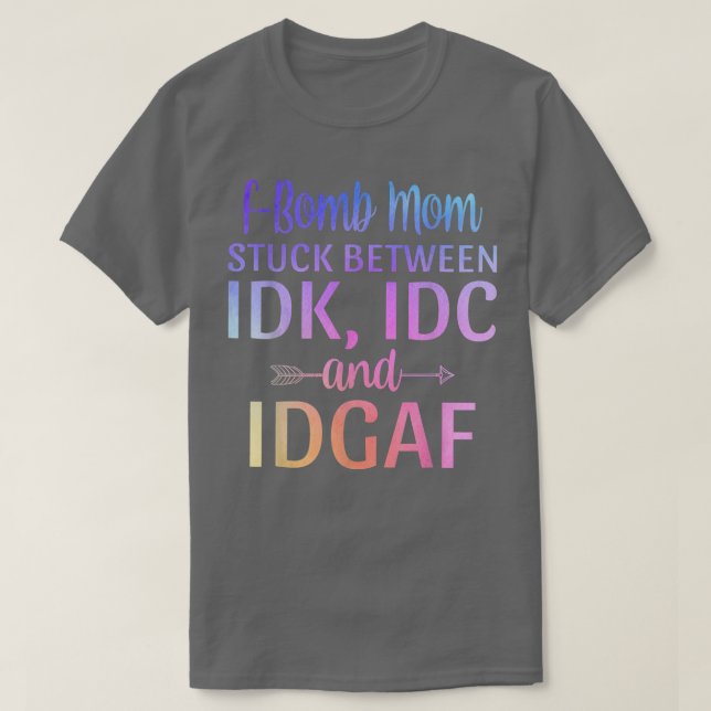 Camiseta Mamá bombardeada entre IDC IDK y Sarcasti IDGAF (Diseño del anverso)
