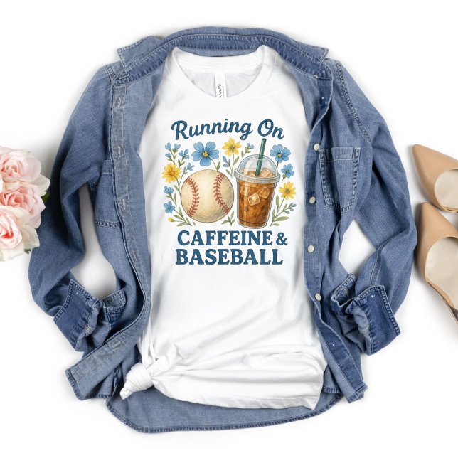 Camiseta Mamá Cafeína y Beisbol Deportes Mamá de los Niños (Running on Caffeine and Baseball T-shirt for Mom whose boys play baseball. Gift for mom. Mother's Da)