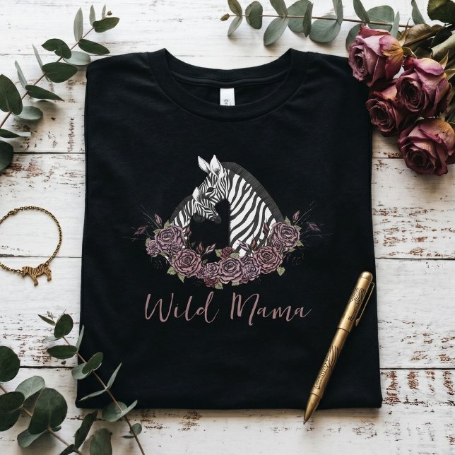 Camiseta Mamá Cebra Salvaje Mamá (Alternative wild mama zebra safari baby shower mommy t-shirt for mother to be with soft gothic vibes)