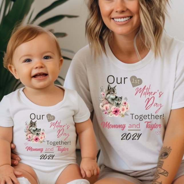 Camiseta Mamá coincide con el lobo en nuestro primer día de (Mom Matching T-shirt. Wolf and Cub. Our First Mother's Day Together!)