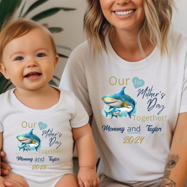 Camiseta Mamá coincide con el tiburón en el primer día de n (Mom Matching. Shark and baby. Our First Mother's Day Together!)