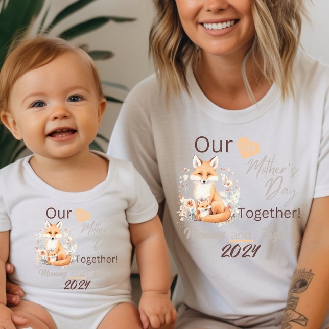 Camiseta Mamá coincide con Fox el primer día de nuestra mad (Mom Matching. Fox and Baby. Our First Mother's Day Together!)