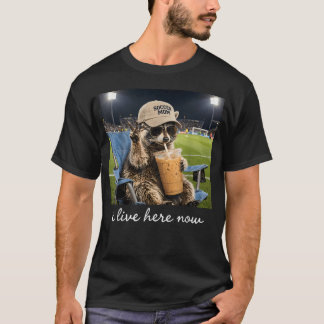 Camiseta Mamá de fútbol de mapache divertido campo vivo aqu