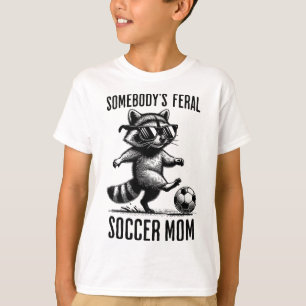 Camiseta Mamá de fútbol salvaje divertida mapache jugando d