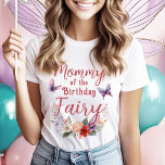 Camiseta Mamá de la fiesta de los padres de los recién naci<br><div class="desc">Celebra el día especial de tu pequeña con estilo con nuestra camiseta "Madre del Hada del Cumpleaños". Esta encantadora camiseta presenta fuentes caprichosas y un encantador ramo floral con mariposas, que concuerda perfectamente con la paleta de colores de nuestra colección de Fairy First Birthday. Esta camisa, elaborada con tela suave...</div>