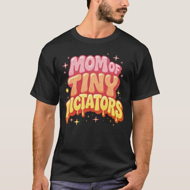 Camiseta Mamá de Pequeños Dictadores - Divertida Ola Y2K  (Anverso)