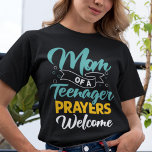 Camiseta Mamá de un adolescente reza oraciones welcom graci<br><div class="desc">Esta divertida camiseta auto-irónica para las madres presenta una leyenda humorística que dice "Mamá de un adolescente,  bienvenidas las oraciones",  y hace el regalo perfecto para las madres ingeniosas de chicas adolescentes o niños.</div>