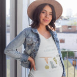 Camiseta Mamá De Vaquero Pequeña Para Ser<br><div class="desc">Camiseta temática de vaquero para la ducha de bebé o el embarazo. Ilustracion rústico de botas de vaquero,  gorra,  serpiente y cactus. El texto dice "¡monten! un pequeño vaquero está en camino".</div>