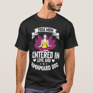 Camiseta Mamá de Yoga Centrada en Amor y Perro hacia Abajo