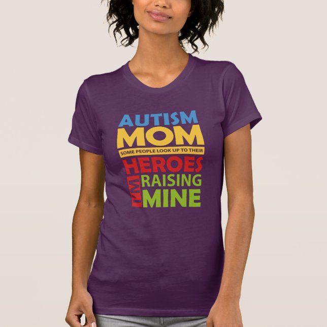 Camiseta Mamá del autismo criando mi Novedad de cumpleaños  (Anverso)