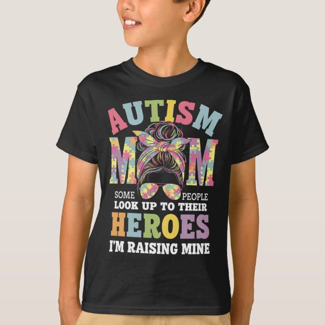 Camiseta Mamá del autismo que levanta al héroe desordenado  (Anverso)