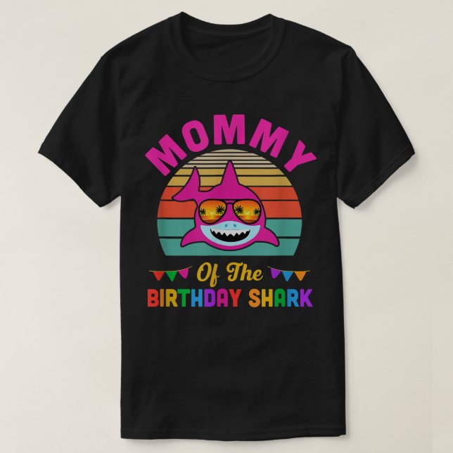 Camiseta Mamá Del Cumpleaños De La Madre Del Tiburón Coinci (Diseño del anverso)
