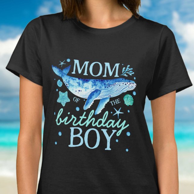 Camiseta Mamá del niño de cumpleaños bajo la acuarela del m (Mom of The Birthday Boy Under the Sea Watercolor T-Shirt)