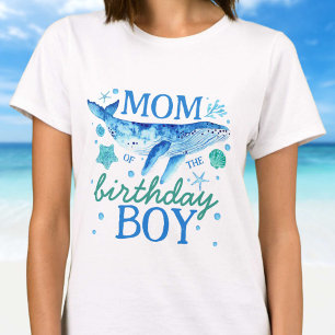Camiseta Mamá del niño de cumpleaños bajo la acuarela del m