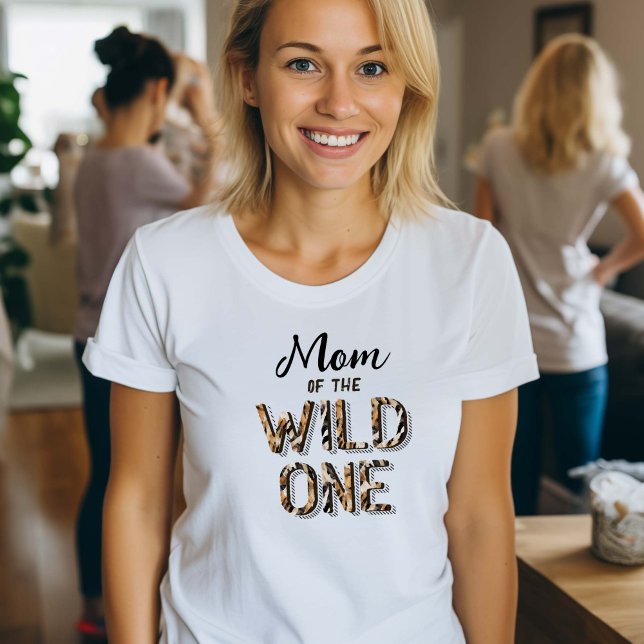 Camiseta Mamá del salvaje (Mom of the wild one, Baby boy 1st birthday animal print, parents t-shirt.)